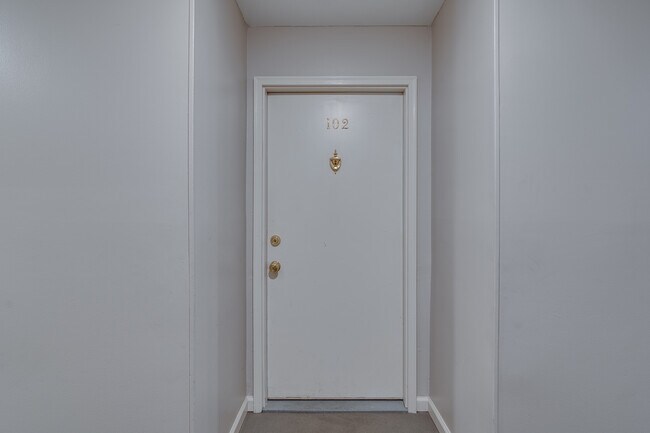 Foto del edificio - 1859 Poplar Woods Cir W