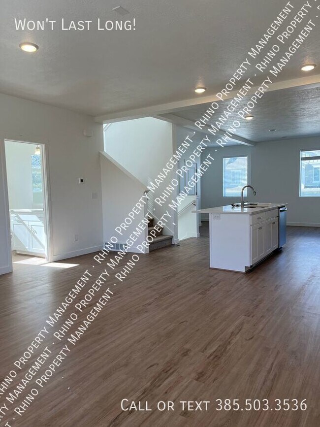 Building Photo - 3 bedroom/2.5 Bathroom Townhome in Eagle M...