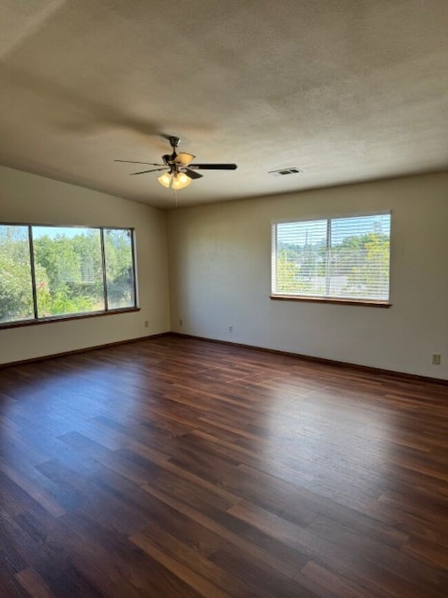 Building Photo - Lake Forest Estates Home Close to Shopping...