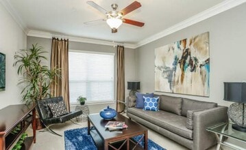 Building Photo - 616 Memorial Heights Dr