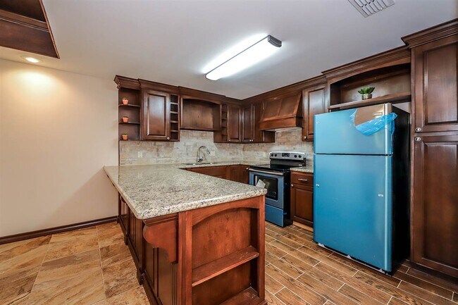 Building Photo - 1504 Iturbide St