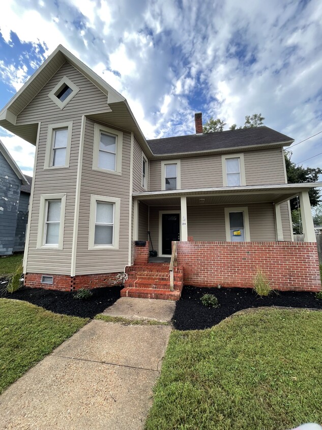 Primary Photo - 204 E Chestnut St
