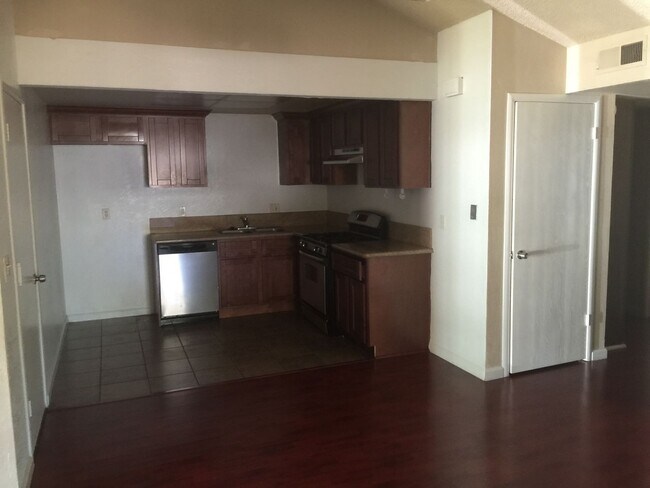 Foto del edificio - 4925-4927 Indian Oaks Court