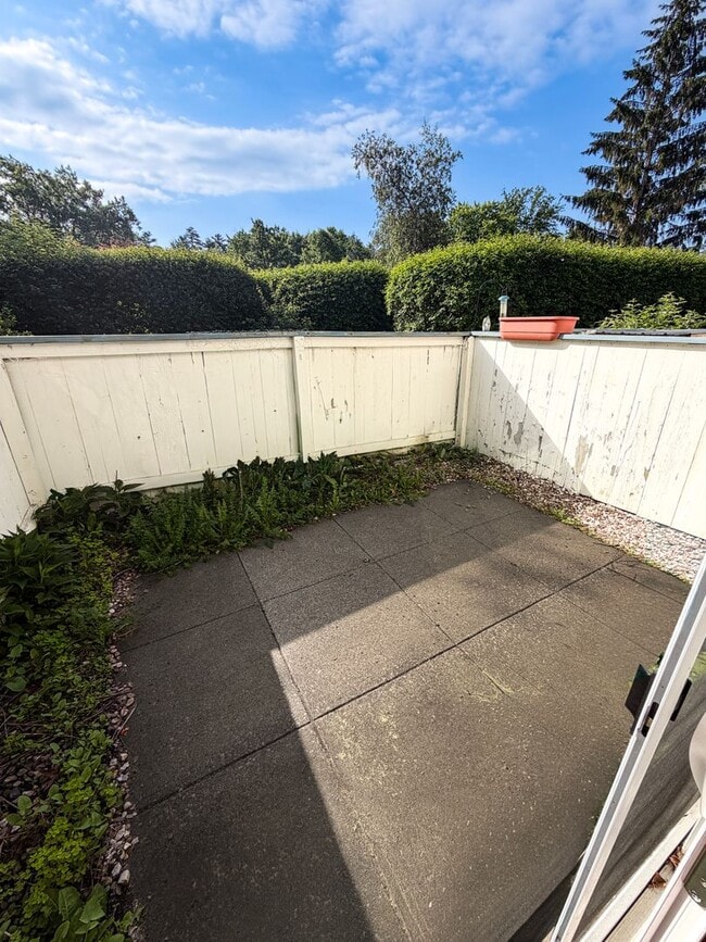 Building Photo - 2BD/1.5BA Beautiful Townhome - Right Near Oakledge Park!