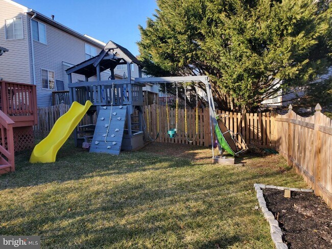 Building Photo - 6765 Sutton Oaks Way