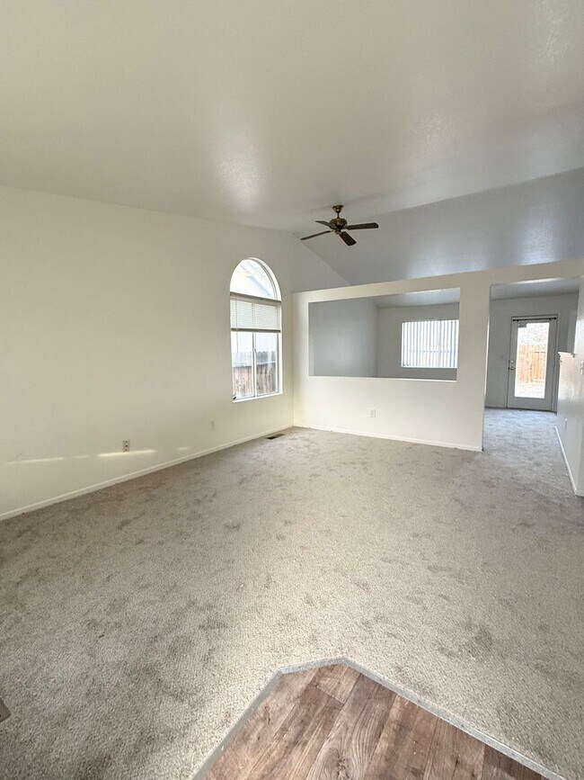 Foto del edificio - 8051 Big River Dr