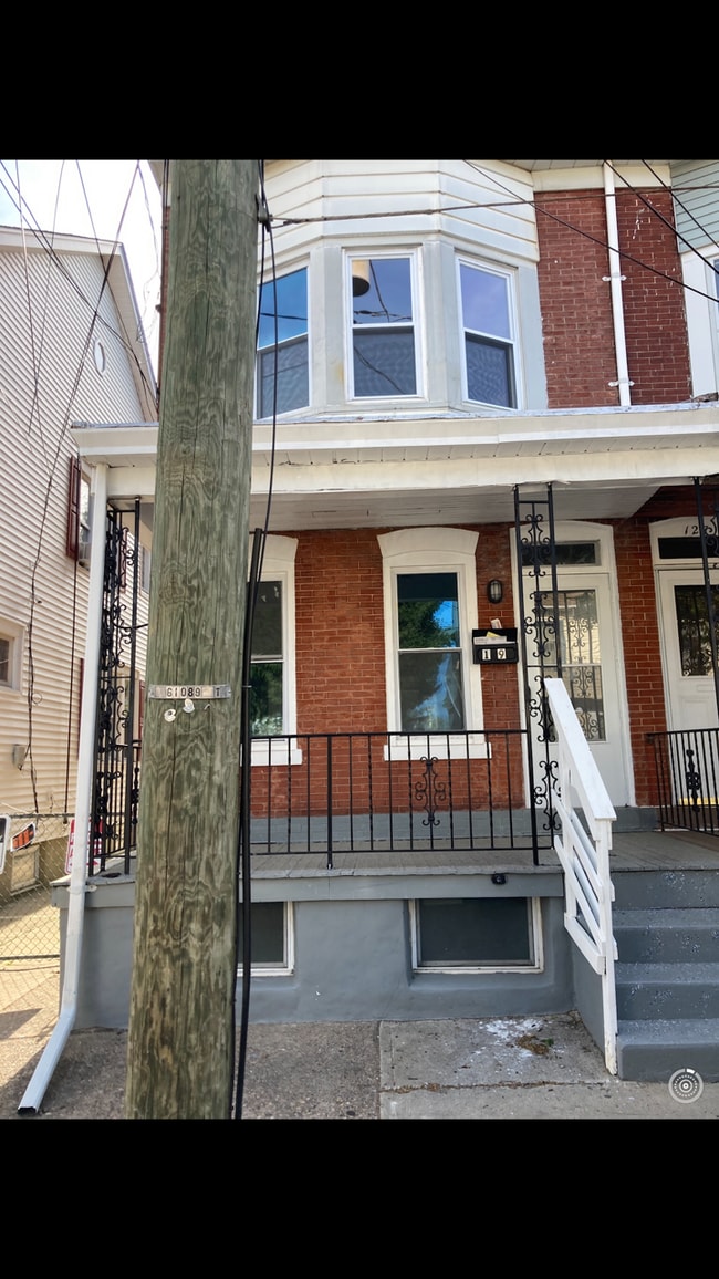Building Photo - 129 Randall Ave