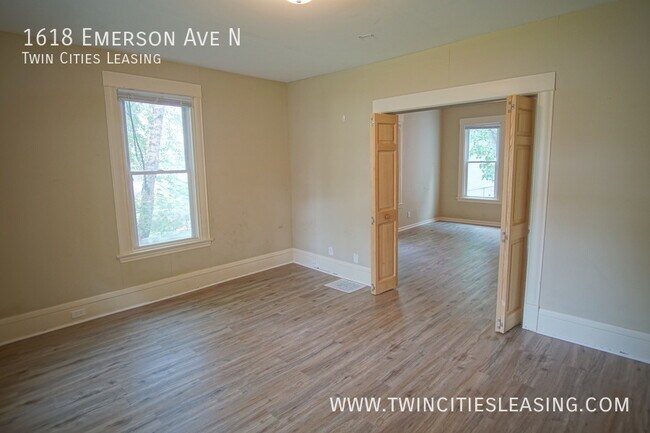 Building Photo - Large 3 Bedroom Side by Side Duplex with B...
