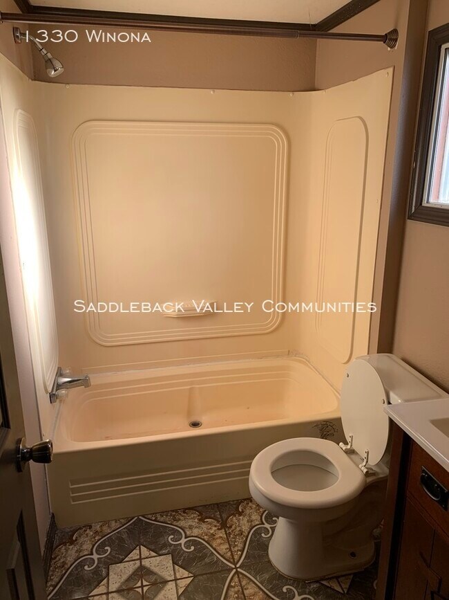 Building Photo - 3 bed, 2 bath - $650