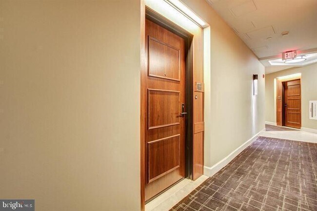 Foto del edificio - 7171 Woodmont Ave