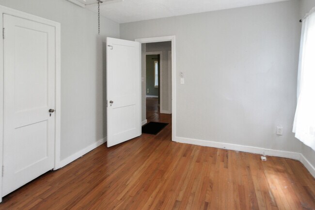 Building Photo - 811 Oakwood Dr