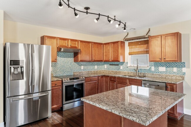 Foto del edificio - Spacious 3 bed/2.5 bath with fenced yard a...