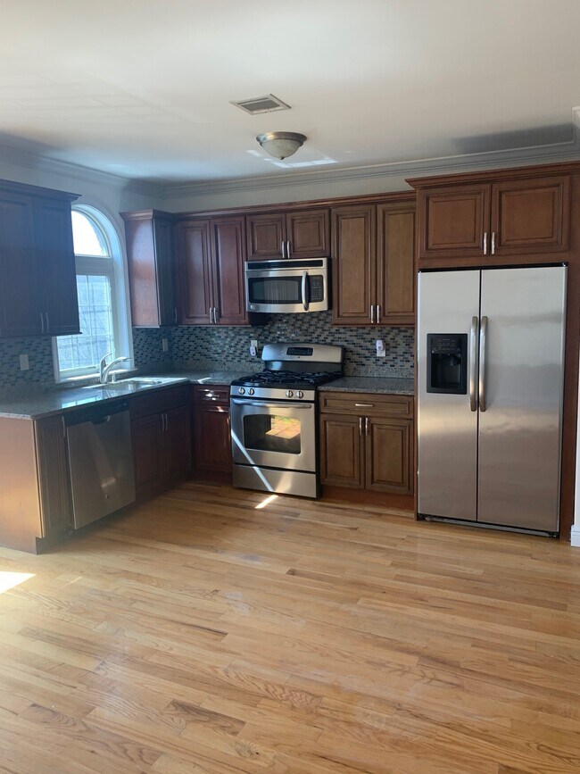 Kitchen - 106 Tichenor St