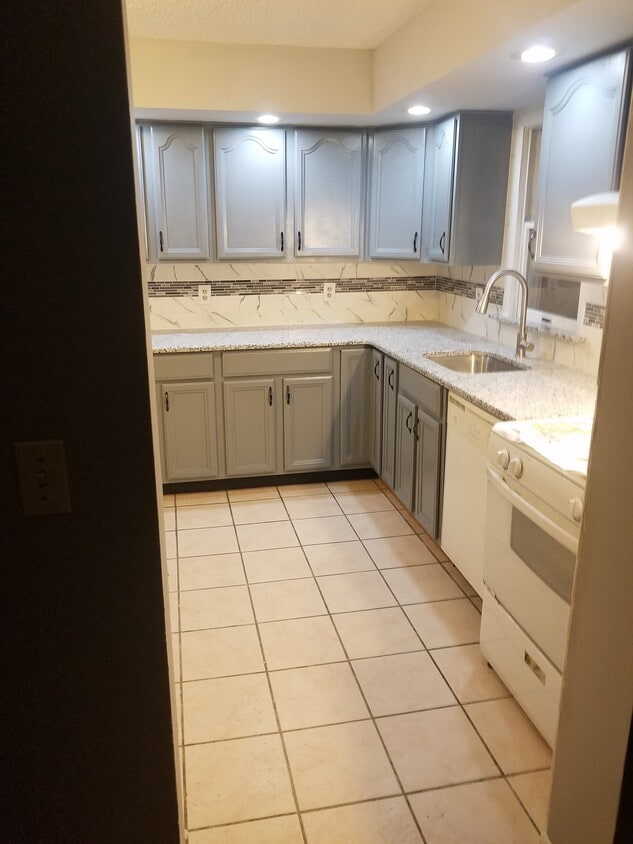 Kitchen Side View - 5003 Hana Rd