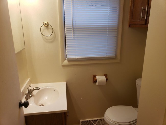 Building Photo - 5109 Maplewood Drive - 3 Bedroom Townhouse