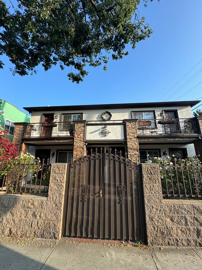 Building Photo - 5668 Franklin Ave