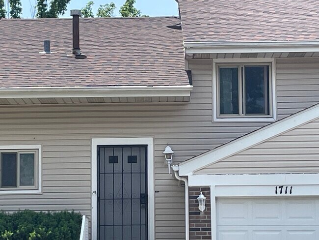 Building Photo - 1711 Bell Dr