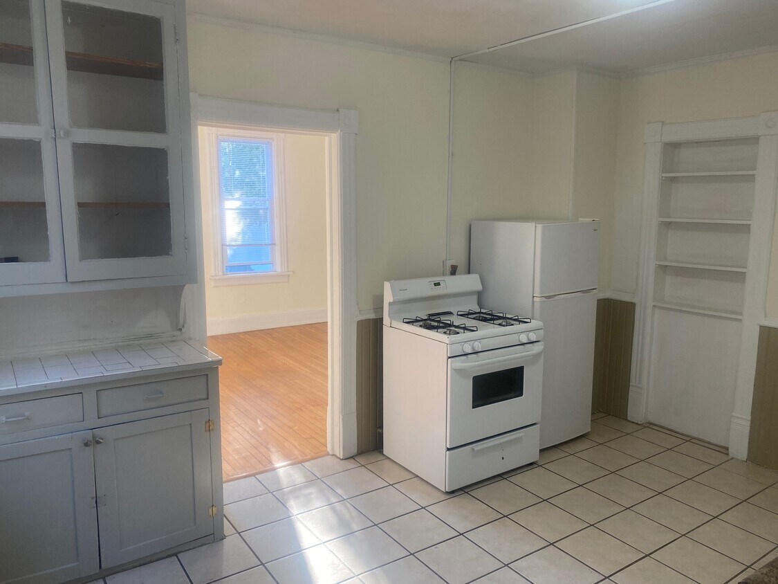 Primary Photo - 2472 N Dousman St