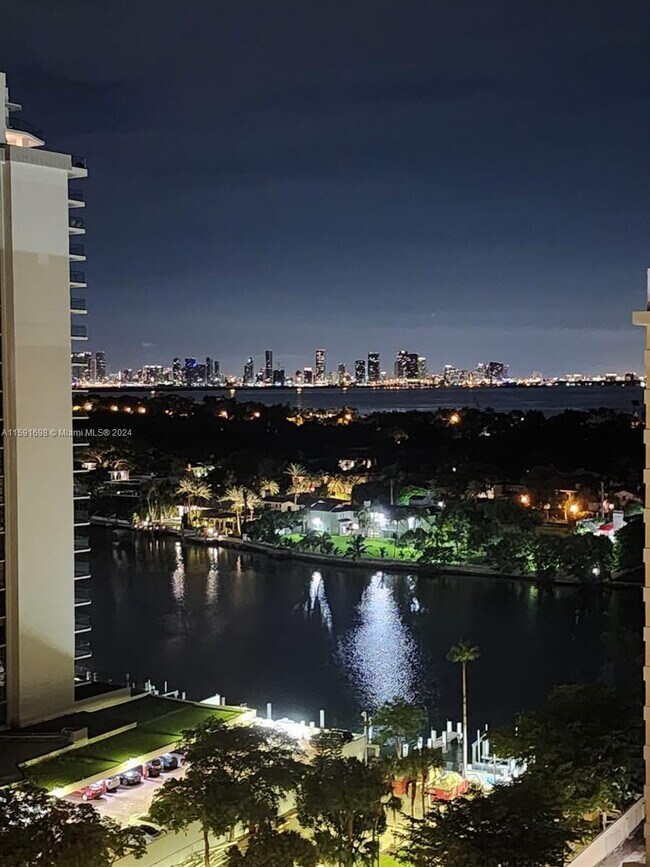 Foto del edificio - 5555 Collins Ave