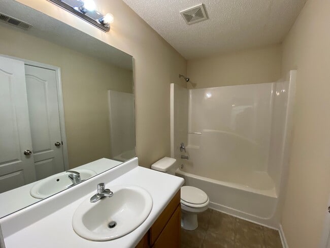 Building Photo - BRIDGEWATER HOME! PRE-LEASING FOR AUGUST 1 2026! 1/2 Off Deposit!