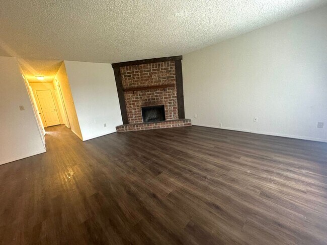 Foto del edificio - Coming SOON: Cute 3 bedroom 2 bathroom Duplex In Broken Arrow!