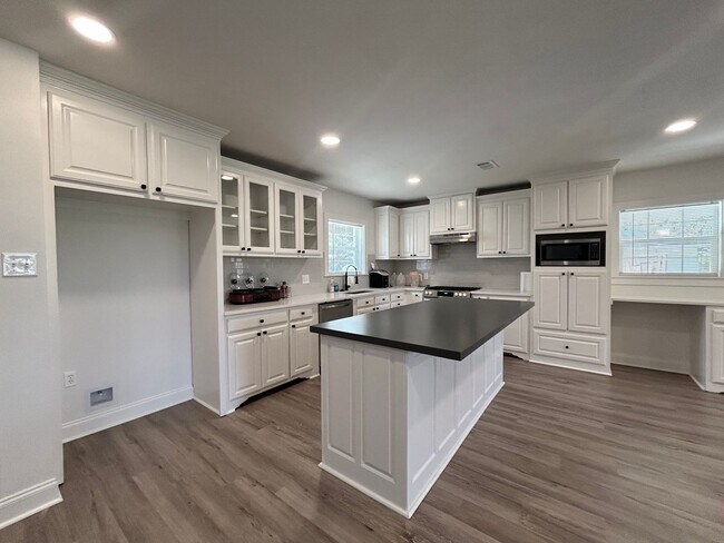 Foto del edificio - Beautifully Updated Home In Broadmoor Subd...