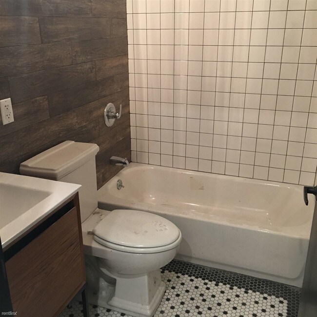 Foto del edificio - 3 br, 1.5 bath  - 396 Crescent St