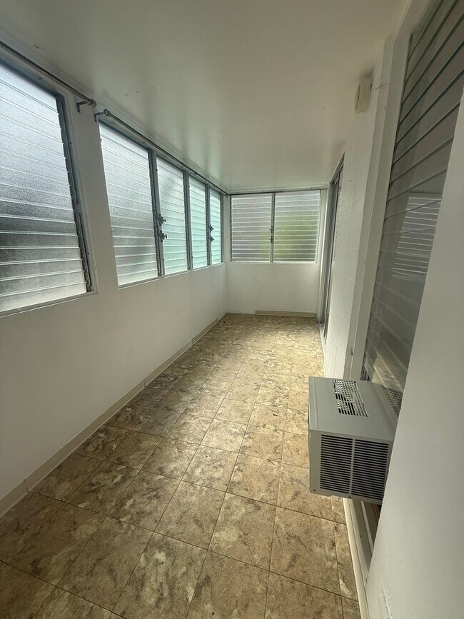 Foto del edificio - Near Waikiki Beach. Window AC. Near Public Transportation