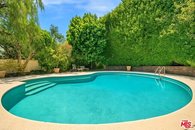 Building Photo - 701 Sierra Dr