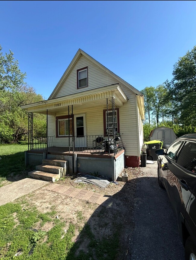 Building Photo - 1263 W Green St