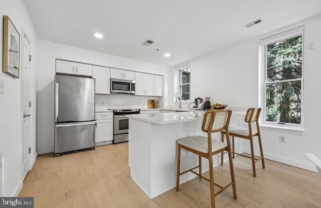 Foto del edificio - 2627 Adams Mill Rd NW
