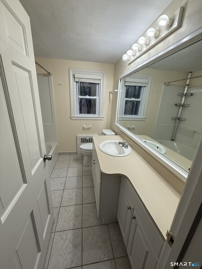 Foto del edificio - 44 Pine Hill Rd