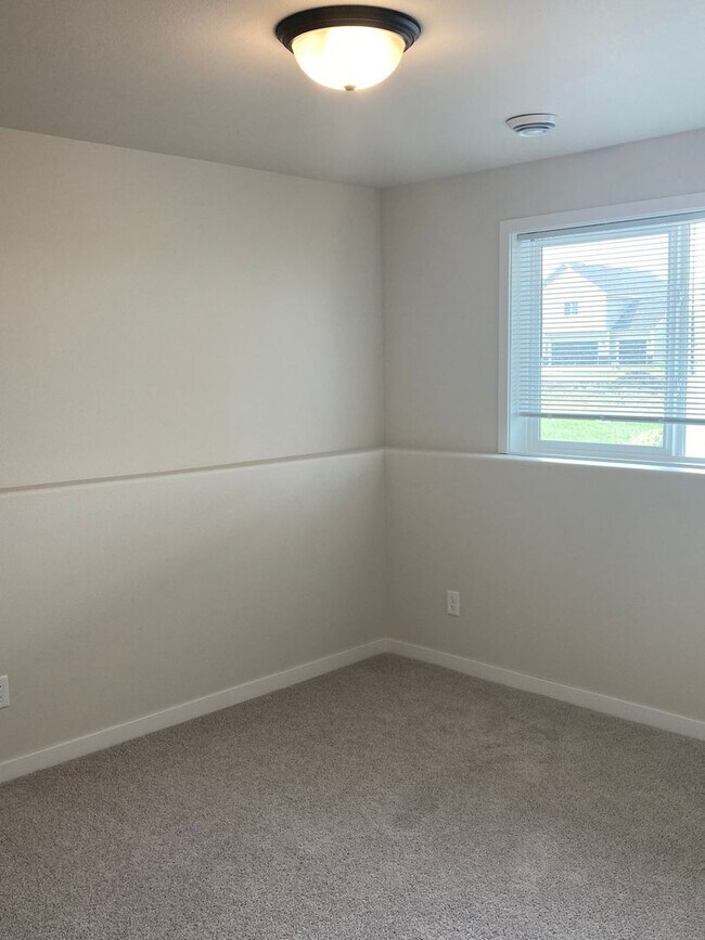 Building Photo - 4 Bed 3 Bath Single Family Home