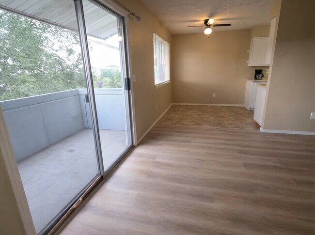 Foto del edificio - 1090 E Cedar St
