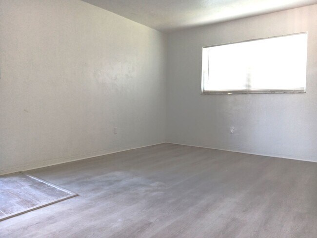 Foto del edificio - Remodeled apartment, dishwasher, on-site l...