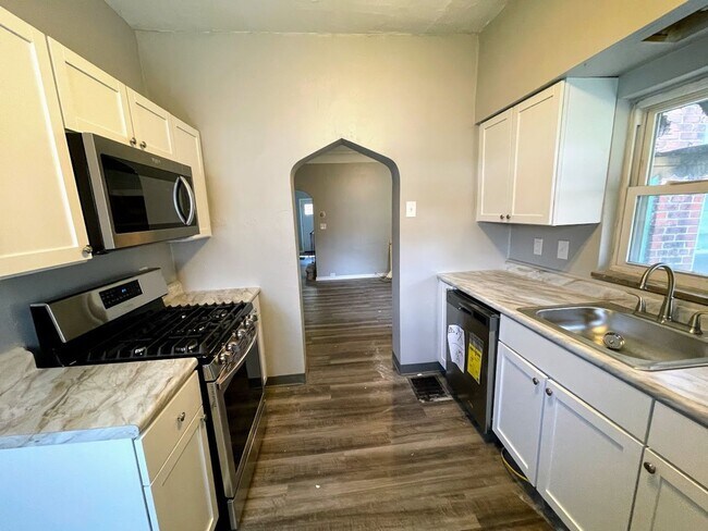 Foto del edificio - 2/3 bed 1 bath - South Oakland, newly updated, central air, washer/dryer
