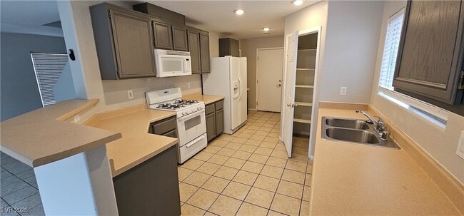 Building Photo - 832 S Percy Arms St