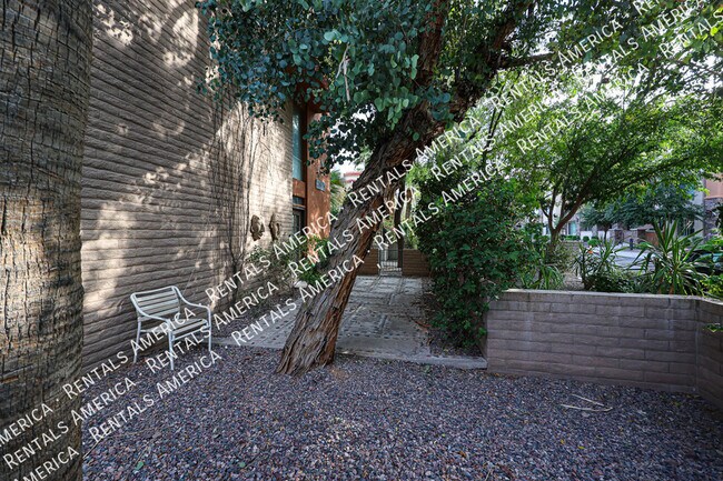 Foto del edificio - 4820 N Woodmere Fairway