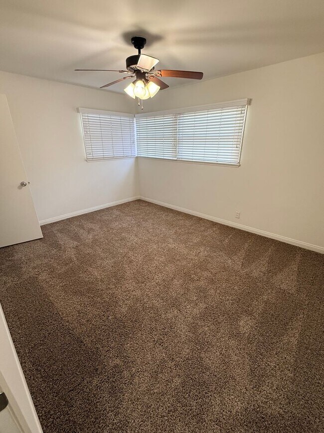 Foto del edificio - 4 bedroom home in LB with Large backyard now ready to rent!