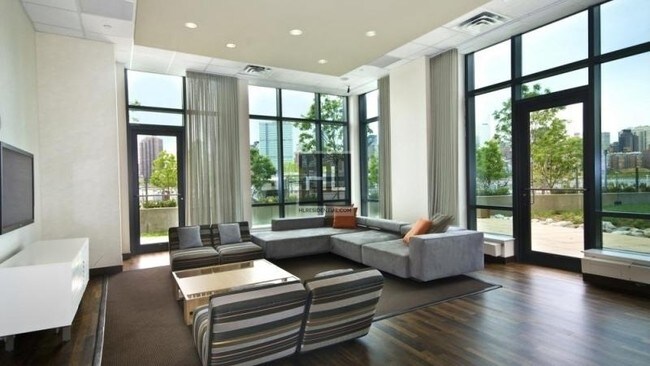 Foto del edificio - CENTER BOULEVARD & 47TH RD