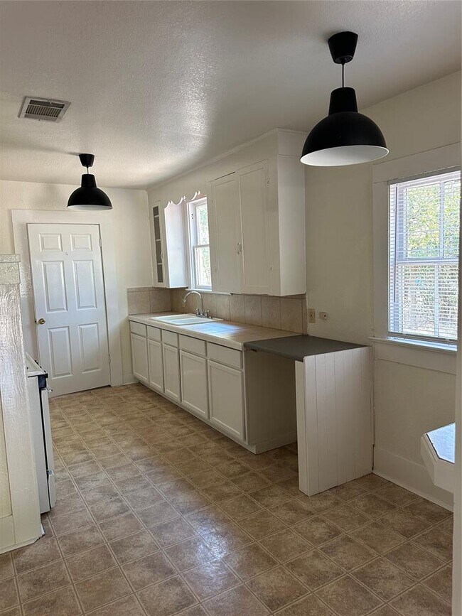 Foto del edificio - 2951 Elm Grove Ln