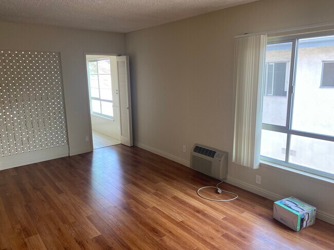 Foto del edificio - 1320 N Poinsettia Pl