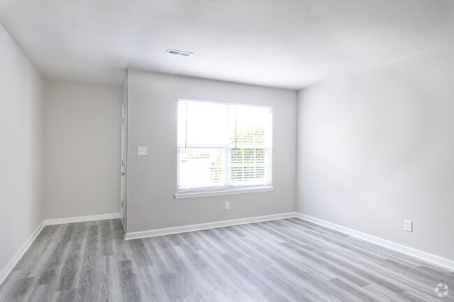 1BR, 1BA - 730SF - Living Room - Kingsbridge