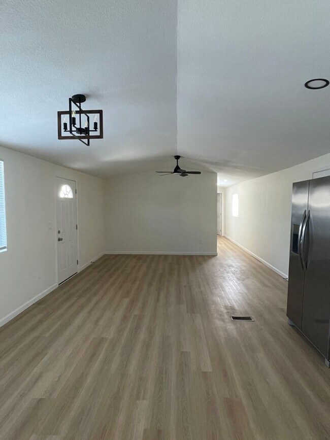 Building Photo - 3 Bed 2 Bath in South Wichita - Space for ...