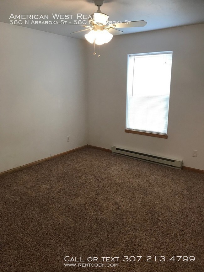 Building Photo - Upstairs apartment