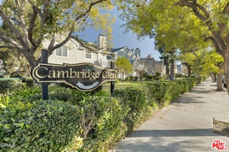 Building Photo - 6638 Clybourn Ave