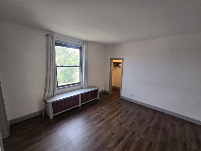 Building Photo - 604 7th St S