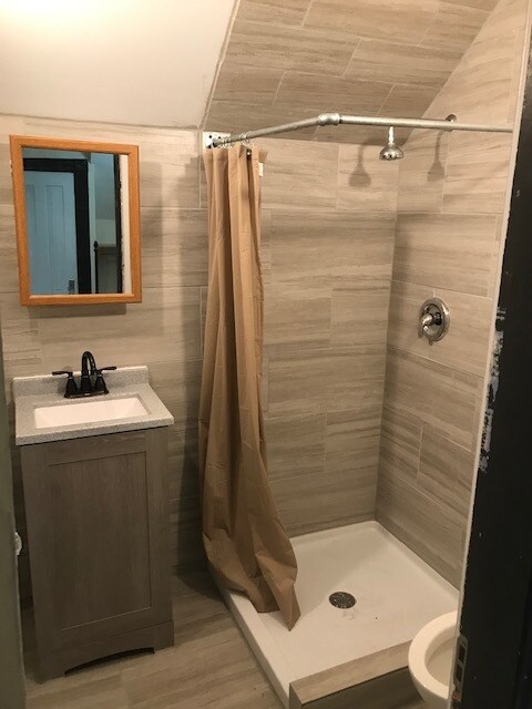 Baño - 123 S 5th St