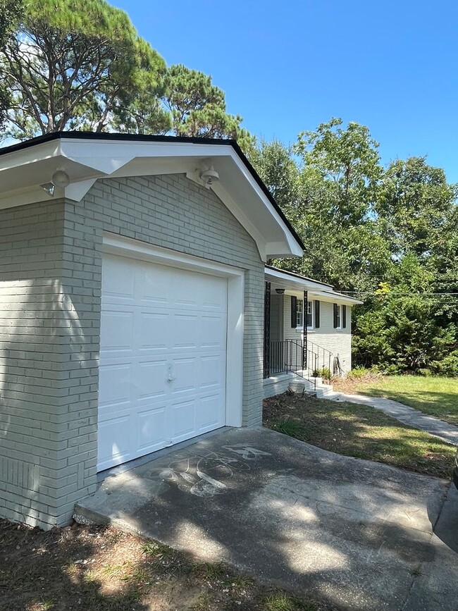 Building Photo - 3 Bedroom 2 Bath House in Stiles Point - J...