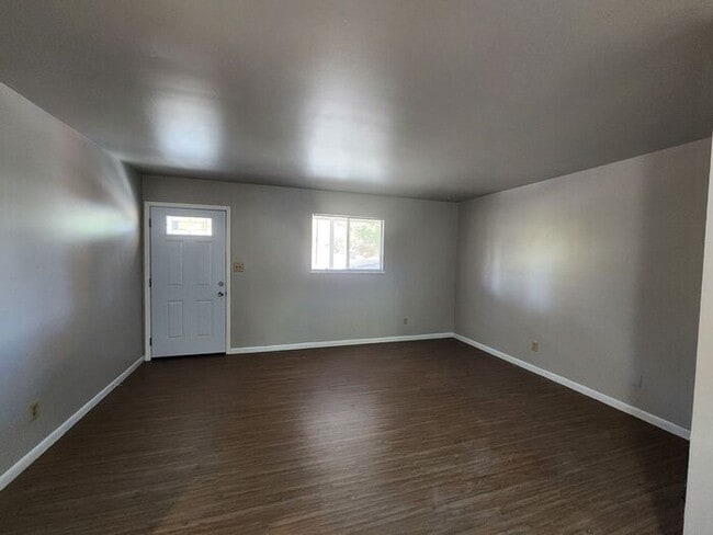 Building Photo - Newly Remodeled 1 Bed, 1 Bath Upper Apartm...